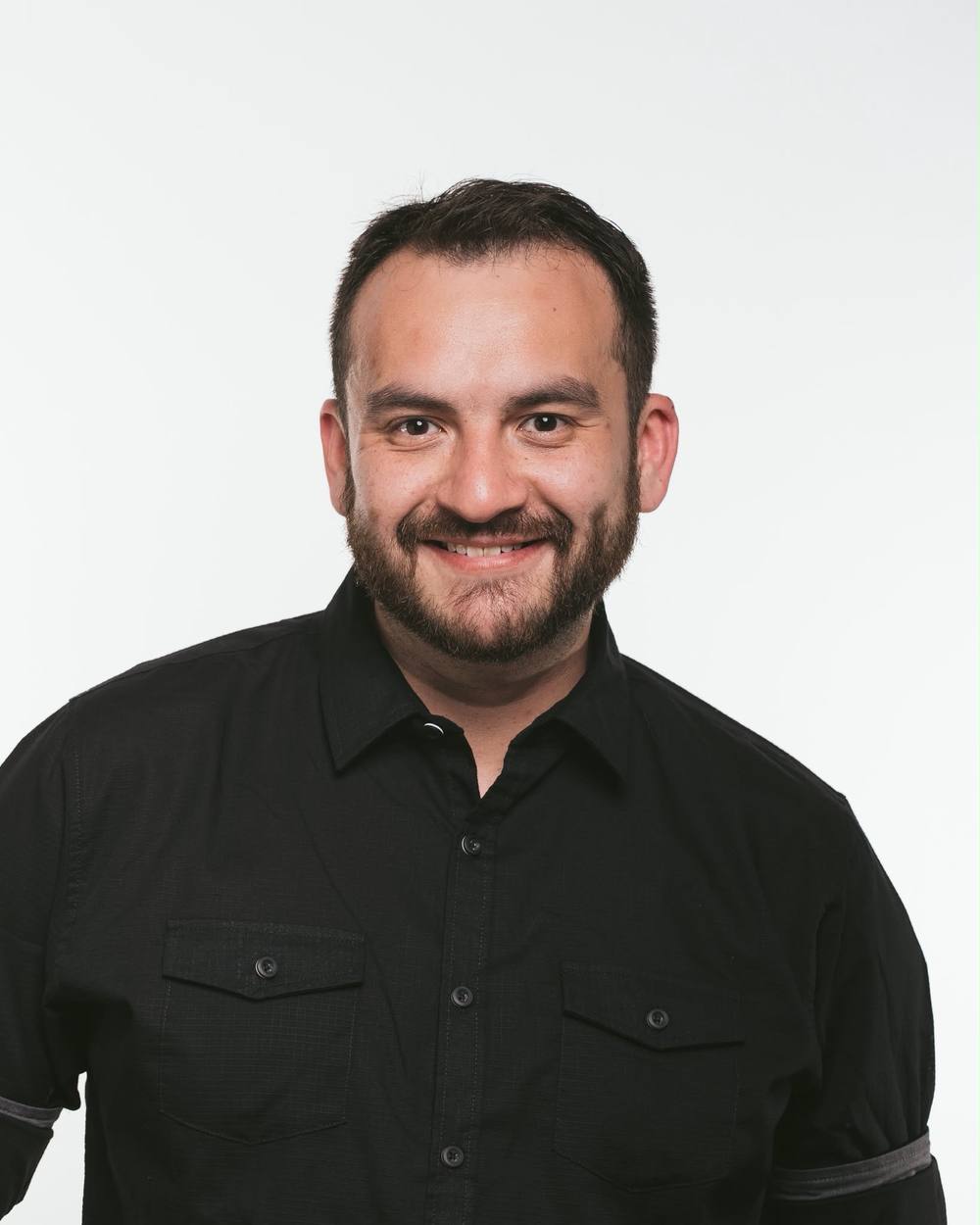 Headshot of DJ Bash, bilingual Spanish and English wedding DJ
